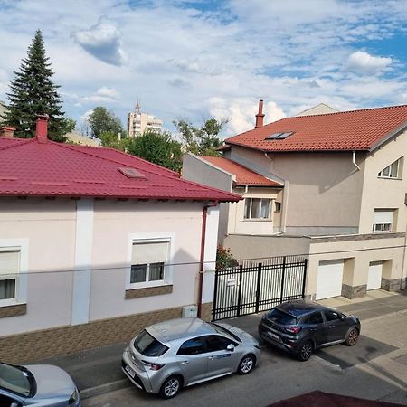 Cozy Apartment Near City Center Bukarest Exterior foto