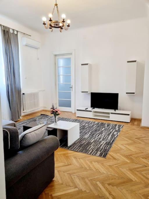 Cozy Apartment Near City Center Bukarest Exterior foto