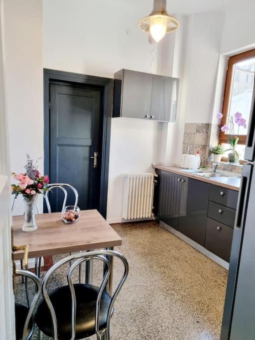 Cozy Apartment Near City Center Bukarest Exterior foto