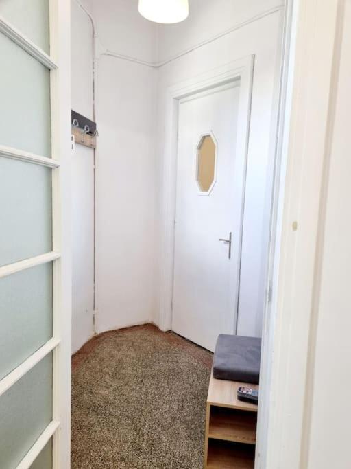 Cozy Apartment Near City Center Bukarest Exterior foto