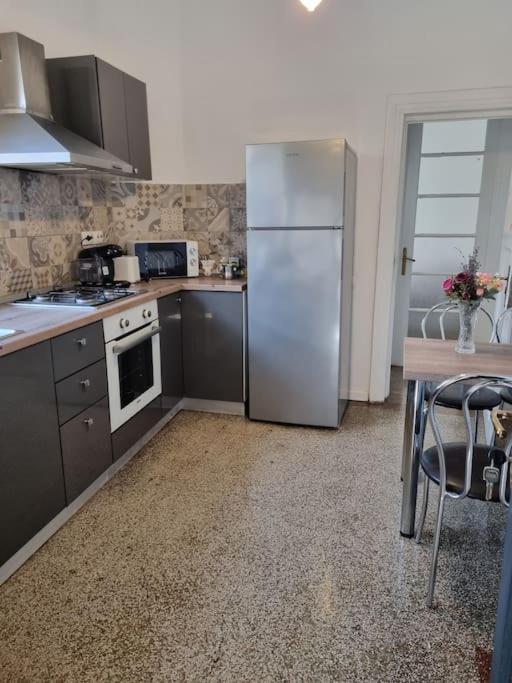 Cozy Apartment Near City Center Bukarest Exterior foto