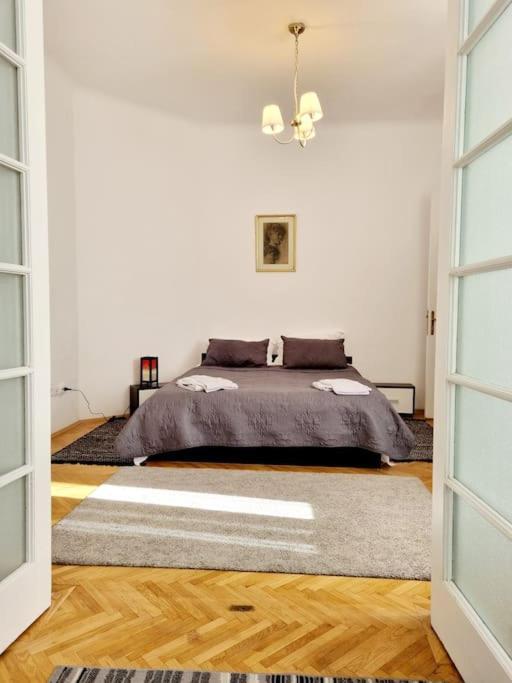 Cozy Apartment Near City Center Bukarest Exterior foto