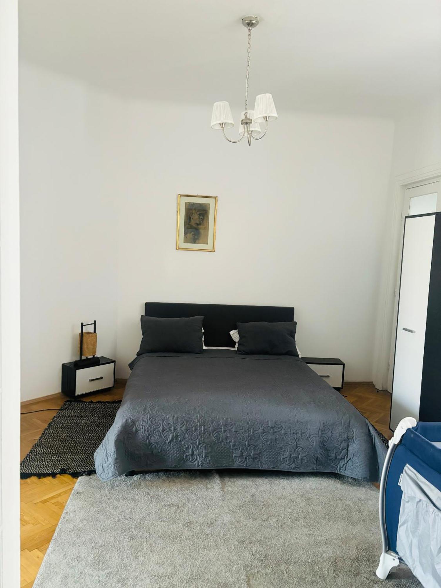Cozy Apartment Near City Center Bukarest Exterior foto
