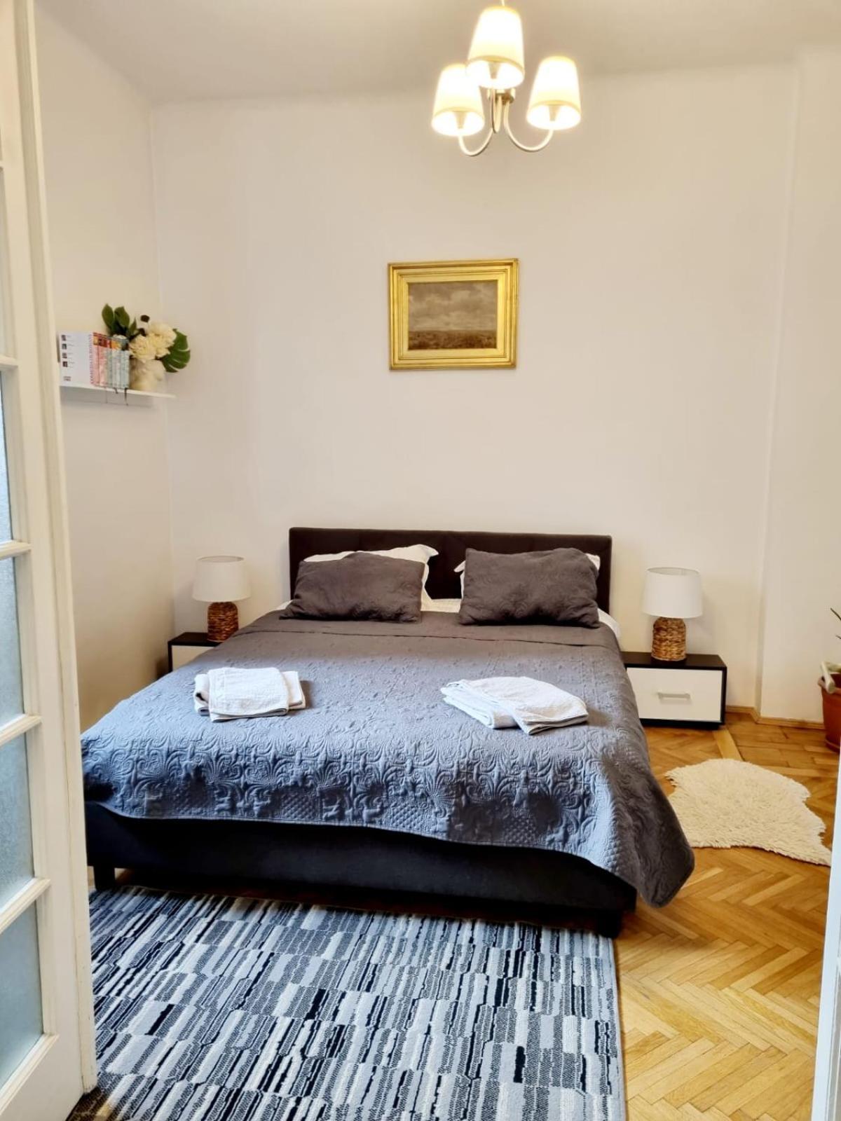 Cozy Apartment Near City Center Bukarest Exterior foto