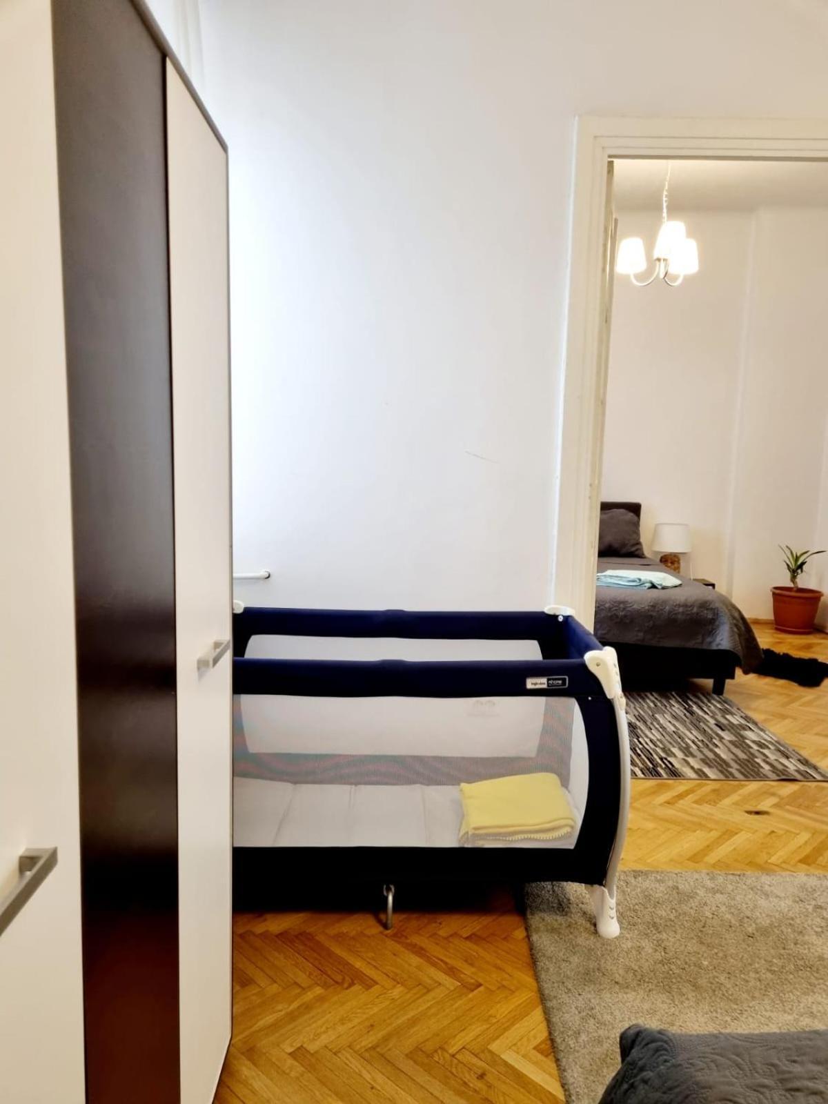 Cozy Apartment Near City Center Bukarest Exterior foto