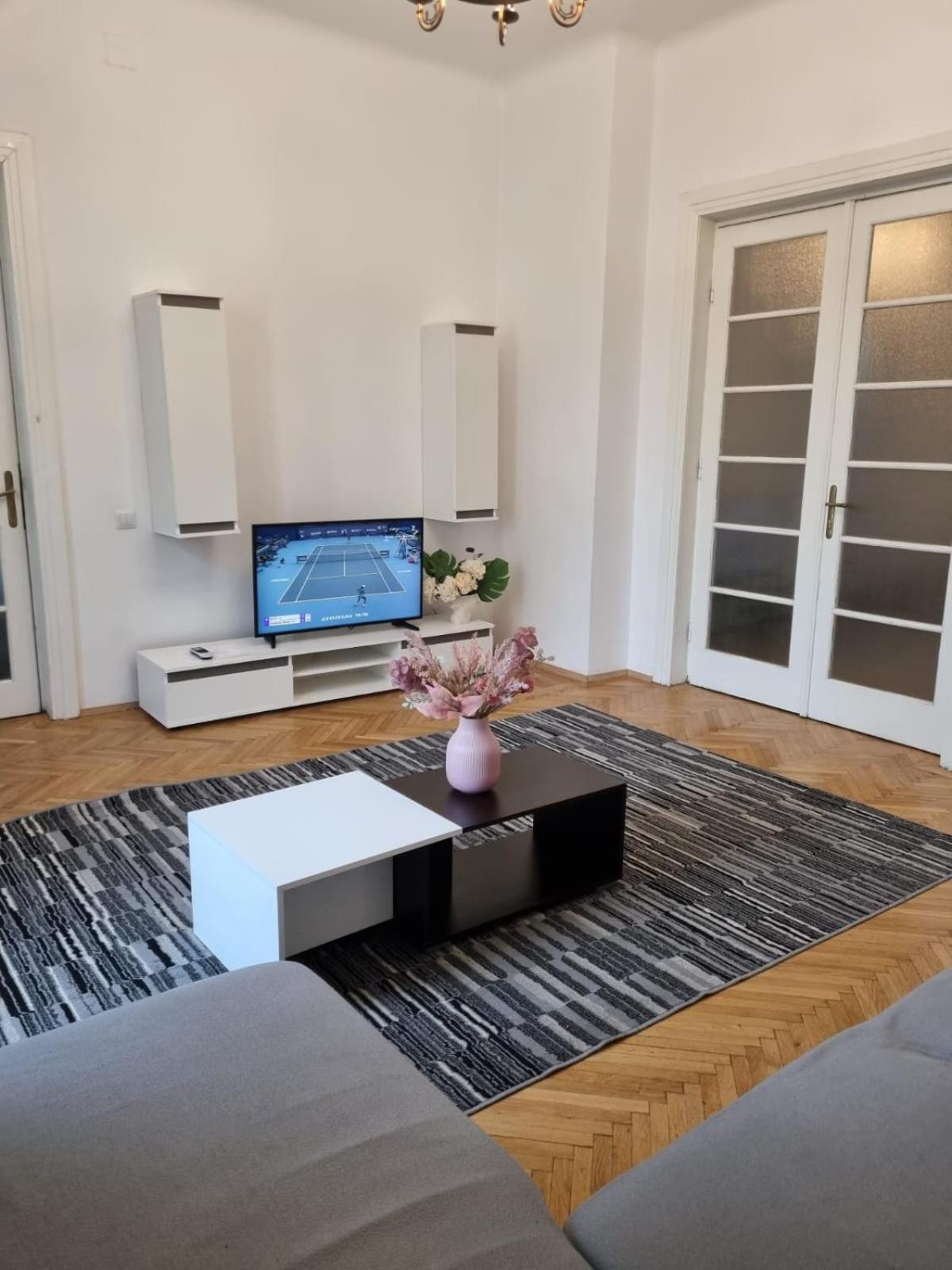 Cozy Apartment Near City Center Bukarest Exterior foto