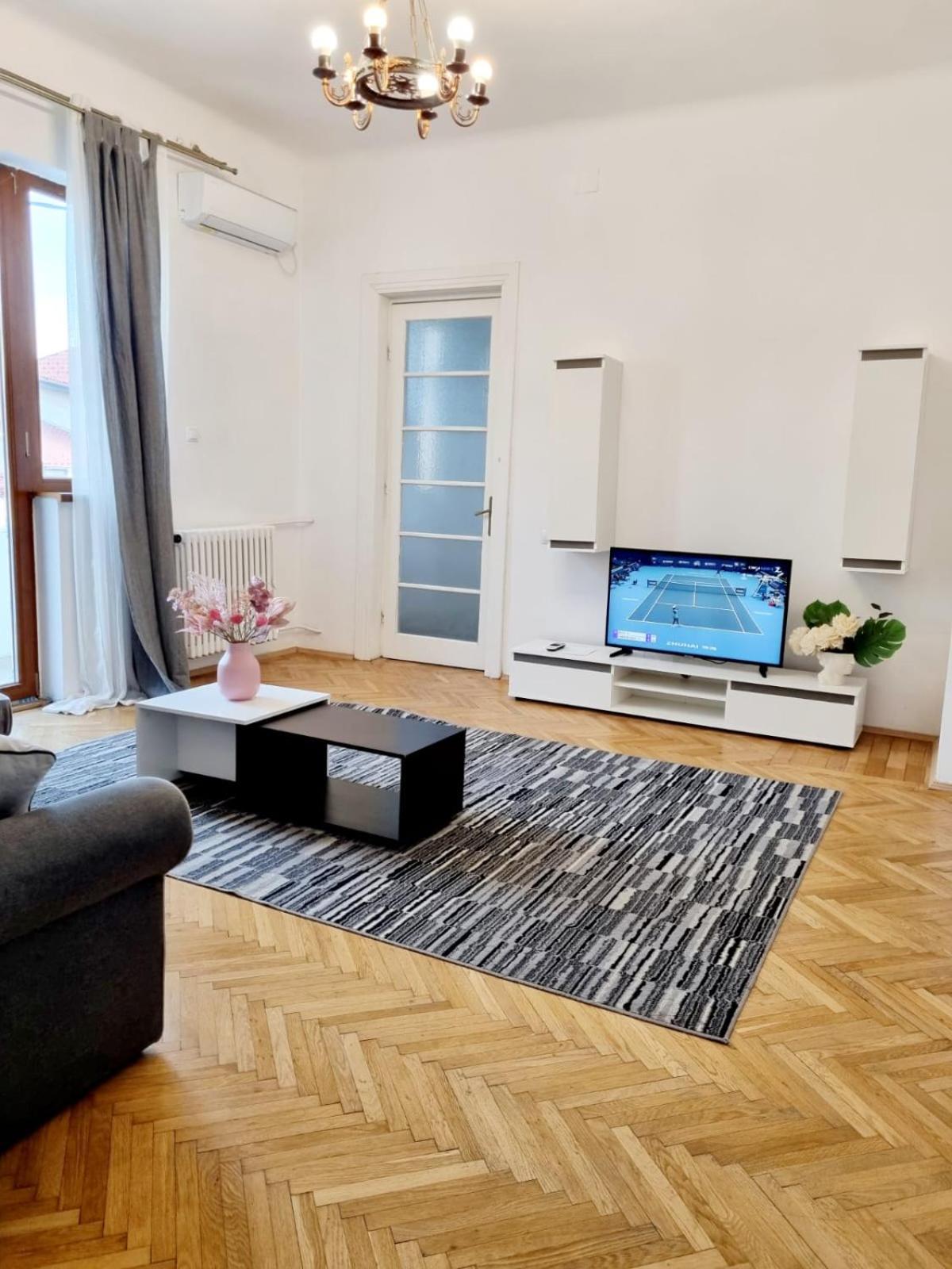 Cozy Apartment Near City Center Bukarest Exterior foto