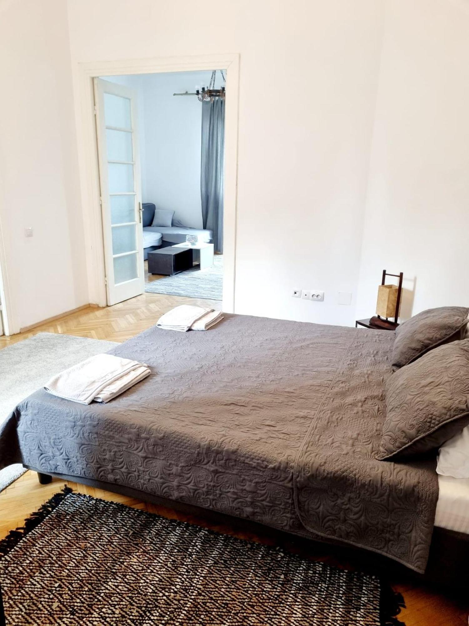 Cozy Apartment Near City Center Bukarest Exterior foto